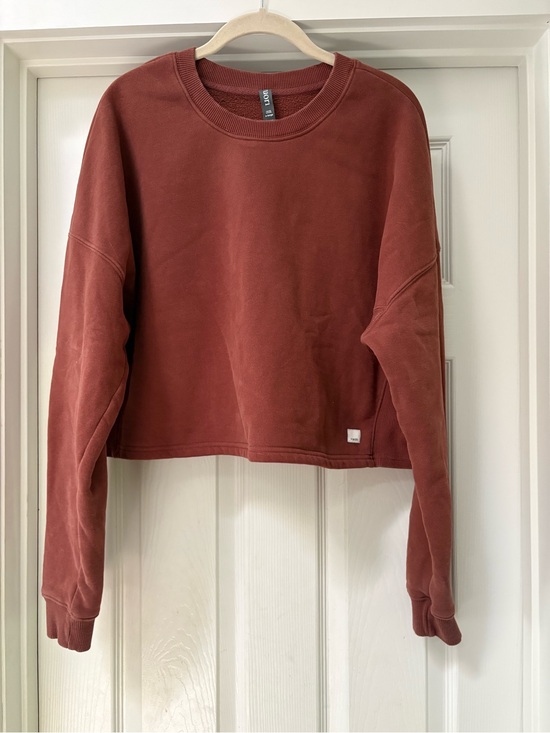 Vuori Tops - Vuori Boxy Cropped Crewneck Sweatshirt in Rust Brown